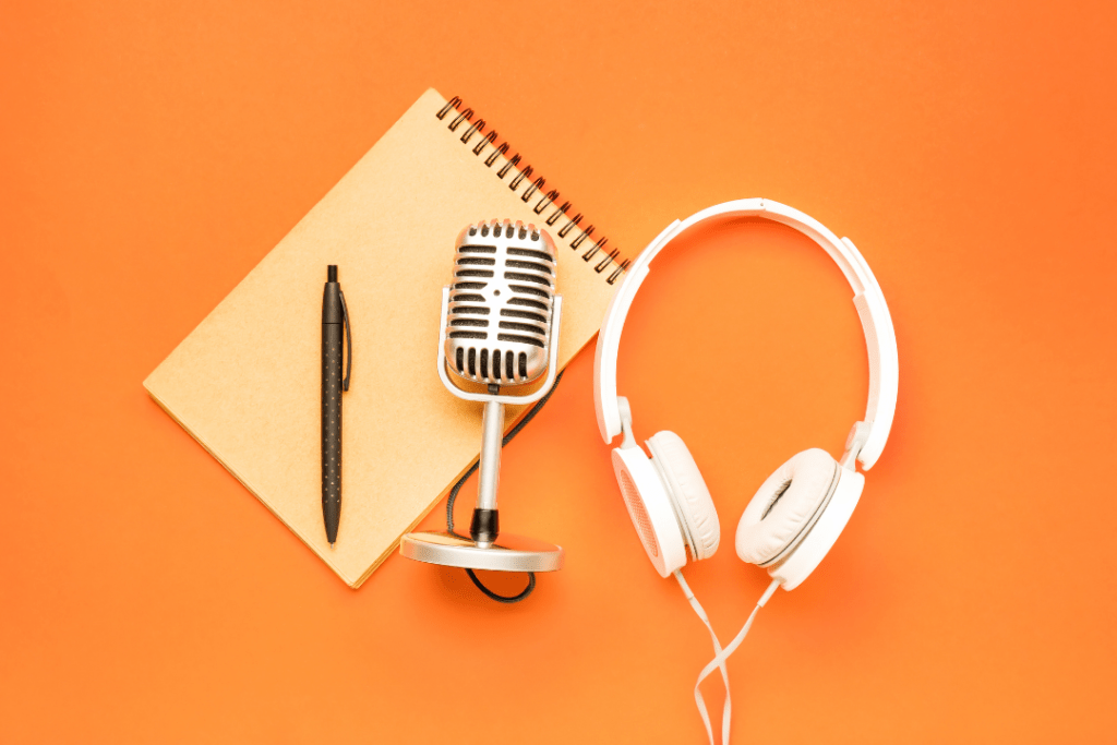 Os Podcasts são mídias digitais de áudio transmitidas através da internet bastante similares aos programas de rádio de antigamente.