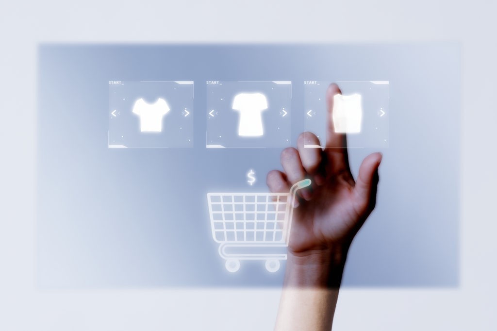 Imagem ilustrando o que é e-commerce e que mostra uma mão escolhendo um elemento em uma tela virtual.

Estratégias de vendas para varejo