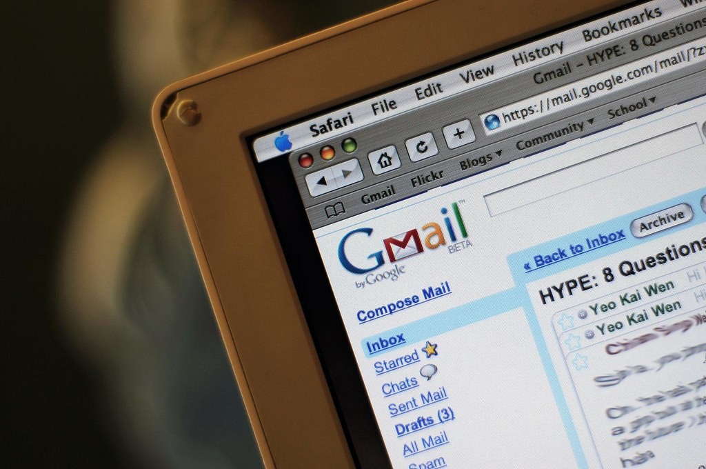 Imagem de uma tela de computador com o gmail aberto ilustrando a importância do e-mail marketing para a presença digital para quem é MEI. 