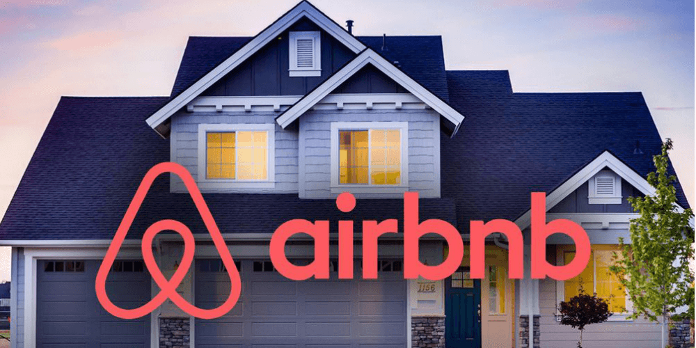 Imagem de uma casa com a logo do AirBnb  na frente