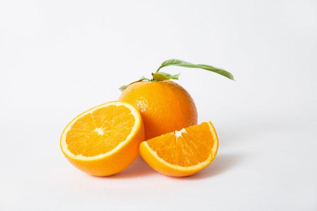 laranja sobre a mesa com fundo branco ilustrando a psicologia das cores