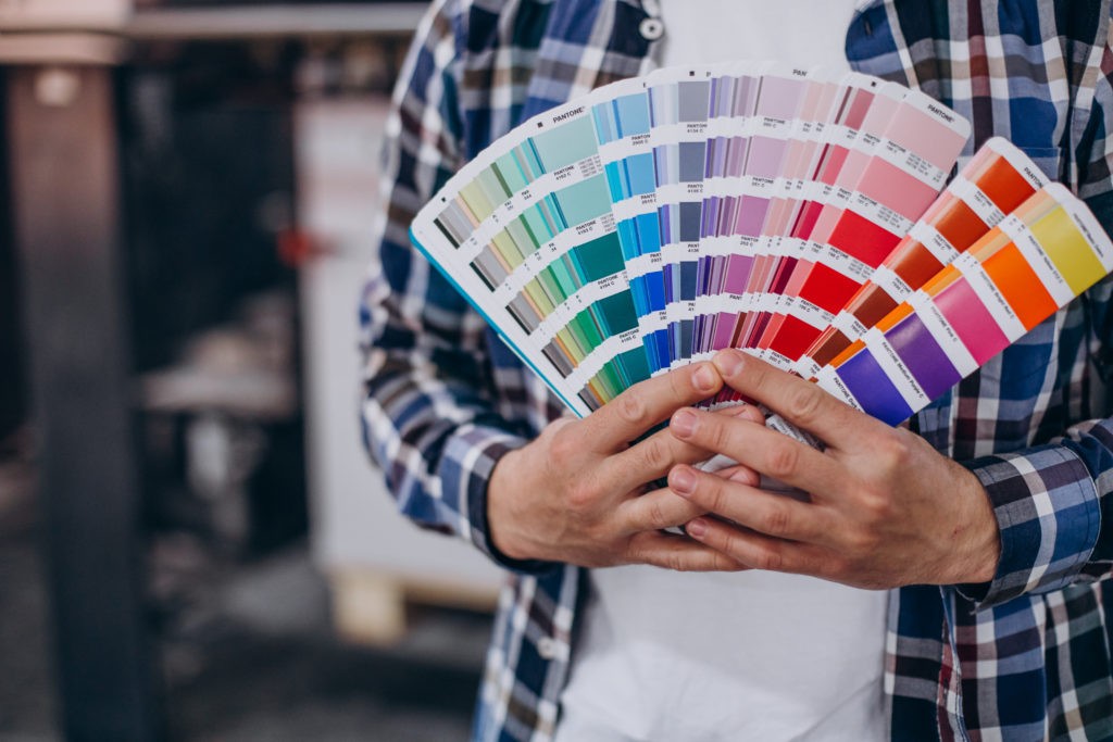 Mãos segurando Paleta de cores de tintas
