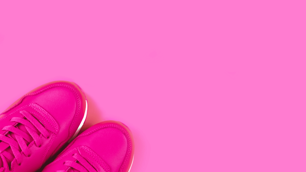 Par de tênis rosa sobre solo rosa