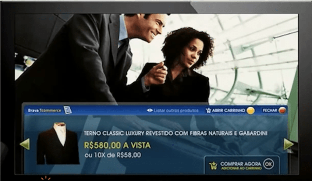 Imagem com exemplo da Television Commerce ou T-commerce: magem de uma tela de TV com duas pessoas conversando enquanto um paleto preto aparece no canto inferior esquerdo 