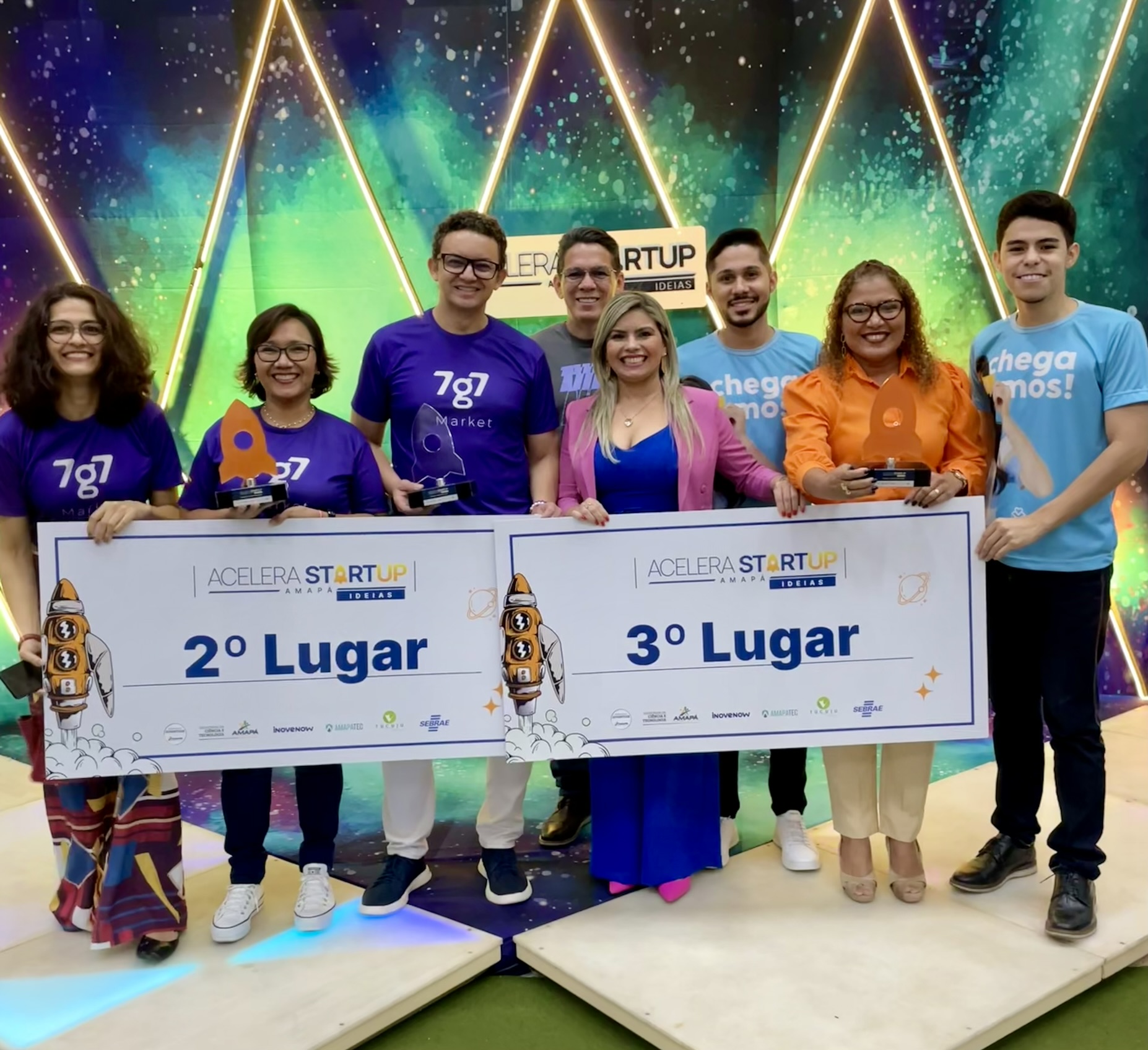 Participantes reunidos com troféus e placas de segundo e terceiro lugar do Acelera Startup Amapá, em 2023.