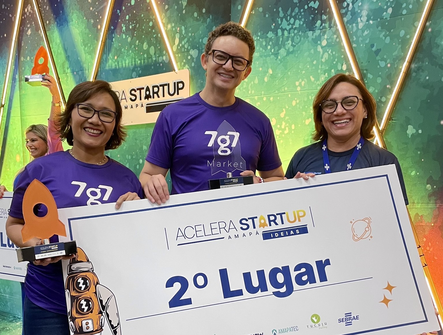 Tania Assunção, Maikon Richardson e Josselli Pantoja com troféus e a placa de segundo lugar, conforme identificação da legenda original.