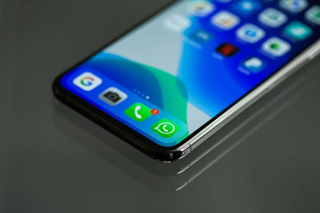 Foto de um celular com uma notificação, para ilustrar o texto que fala sobre tráfego pago