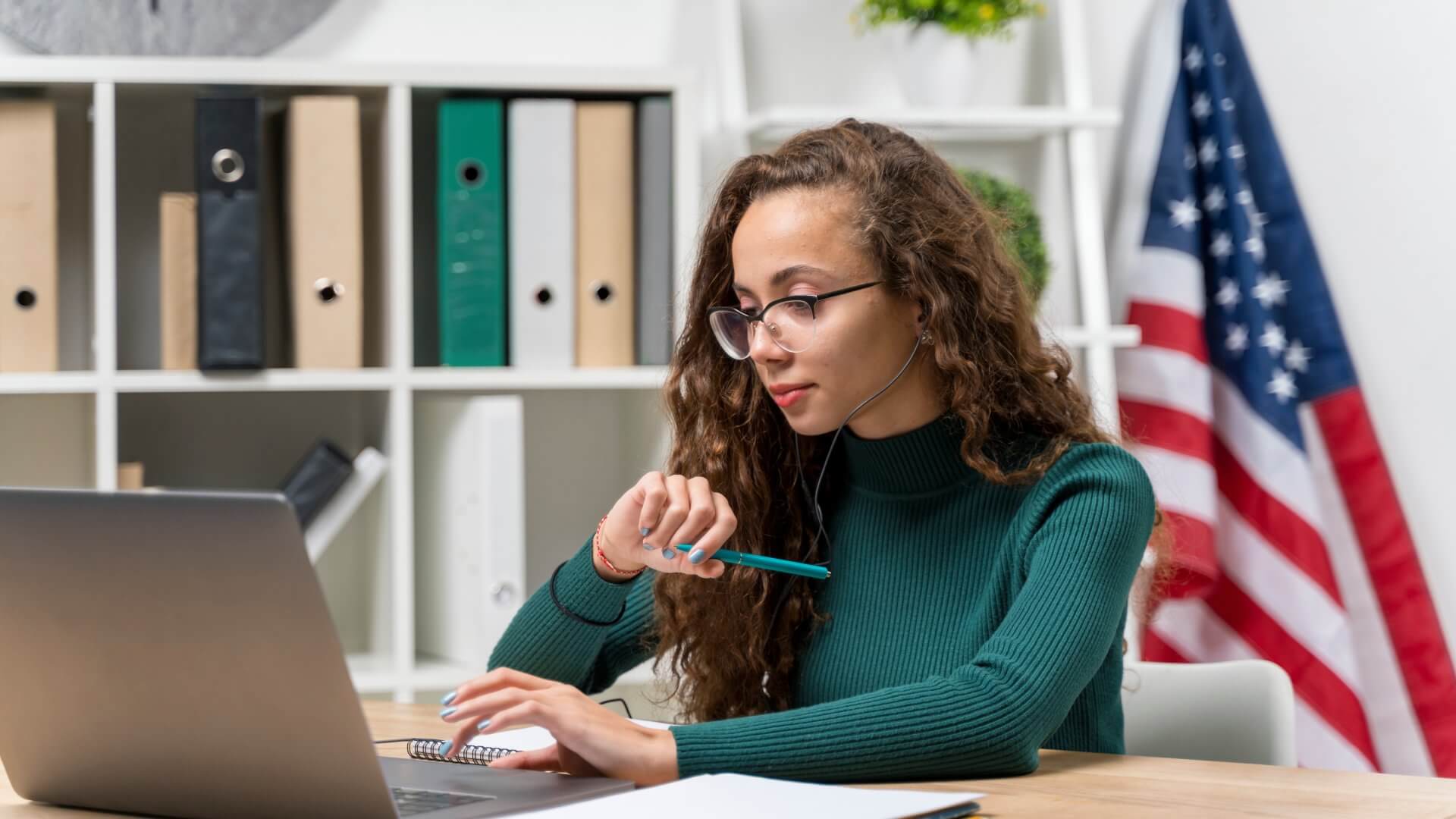 mulher com um notebook estudando inglês no marketing digital